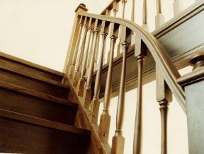 Стайрс - Небольшая квартирная лестница.